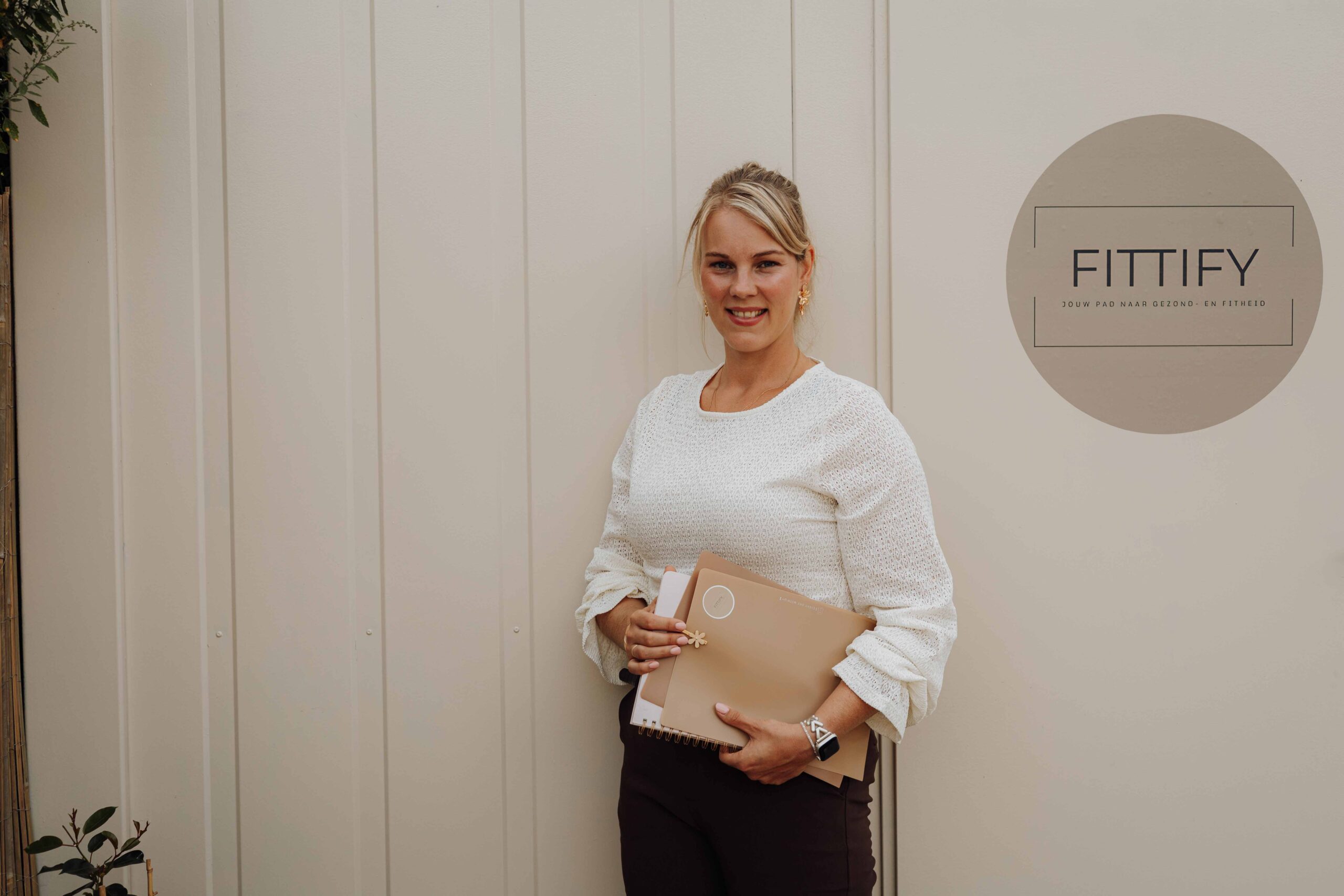 BGN gewichtsconsulent met documentenmap tijdens coaching